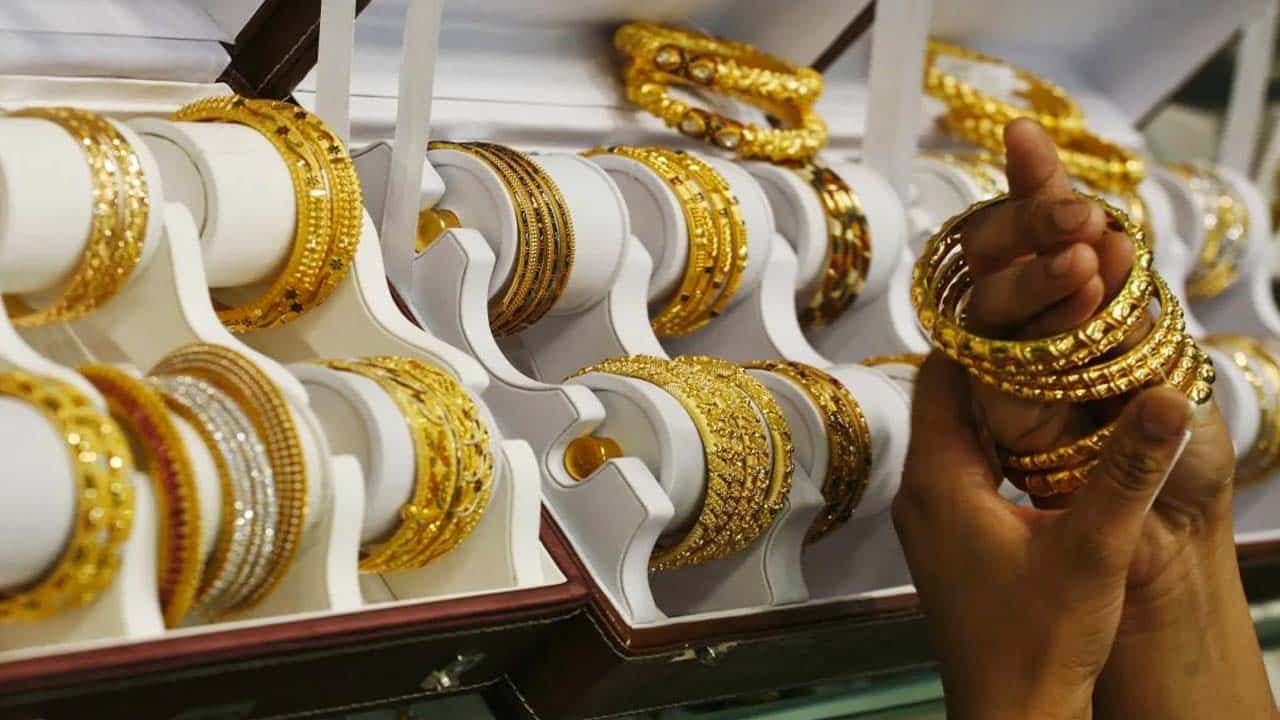Gold price in Pakistan witnesses marginal increase of Rs200 per tola