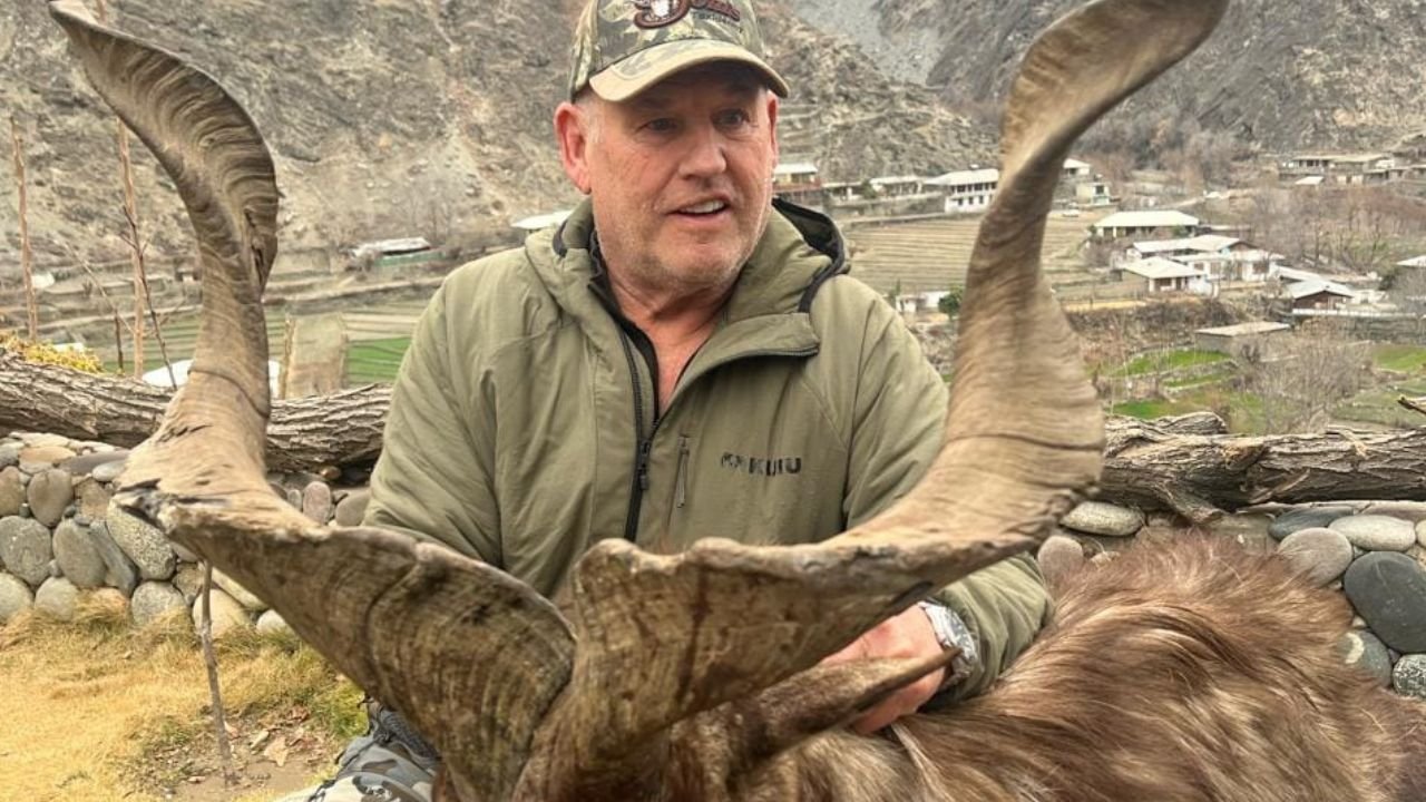 U.S. citizen hunts down markhor with license