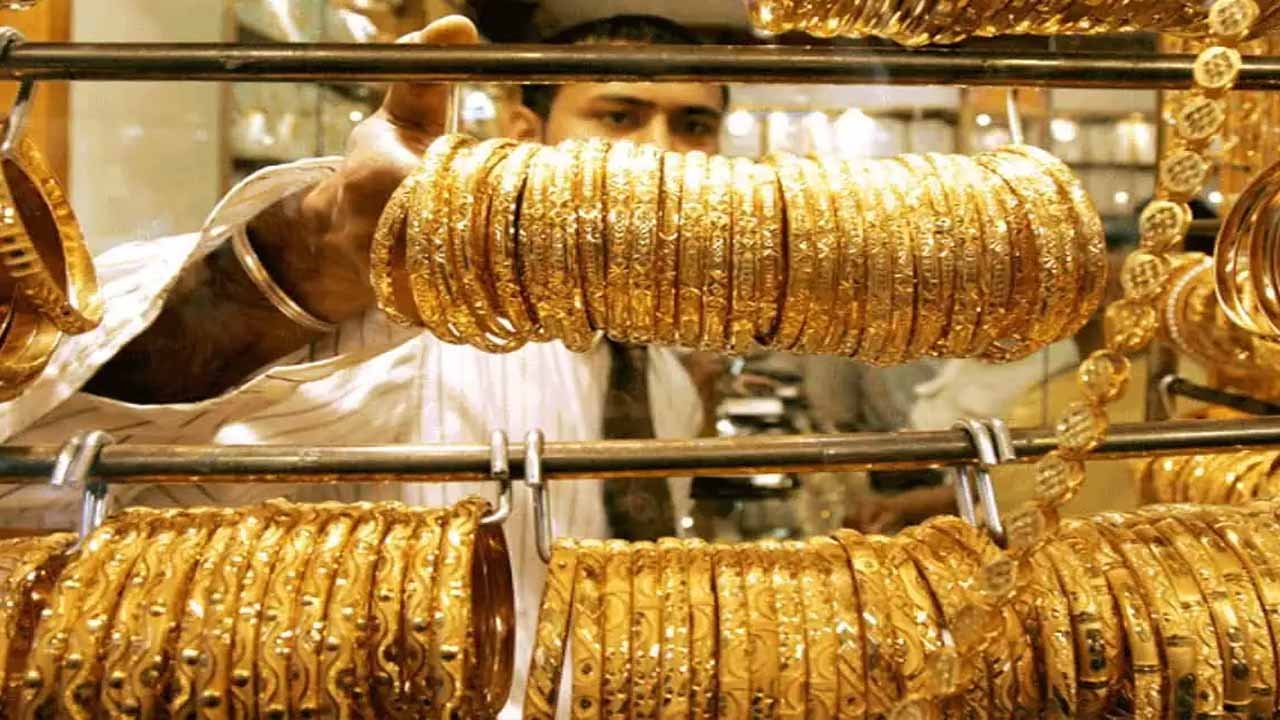 Gold price drops by Rs1,100 to Rs214,800 per tola