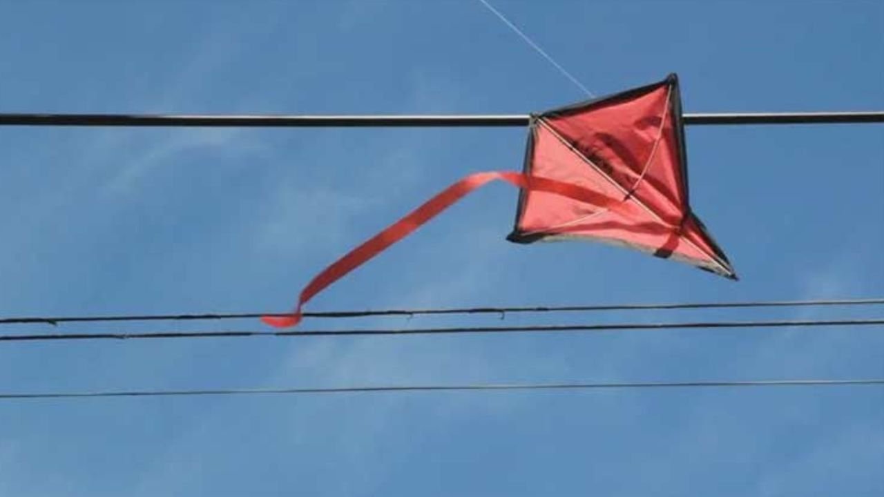 Kites, strings hanging from electric wires to be removed in Faisalabad after man dies