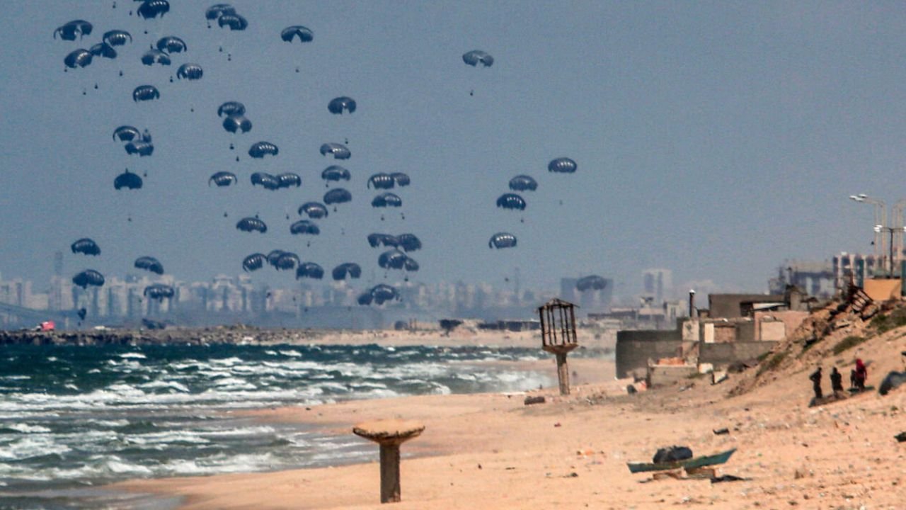 Struggling for a can of food: starving Gazans scramble for aid drops