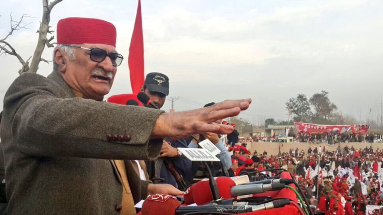 Asfandyar Wali wins defamation case against PTI leader