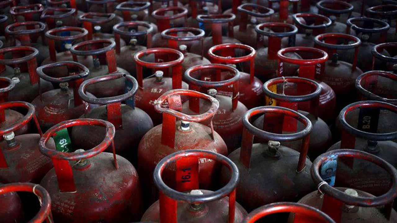 OGRA announces ‘reduction’ of Rs0.81 per kg in LPG price