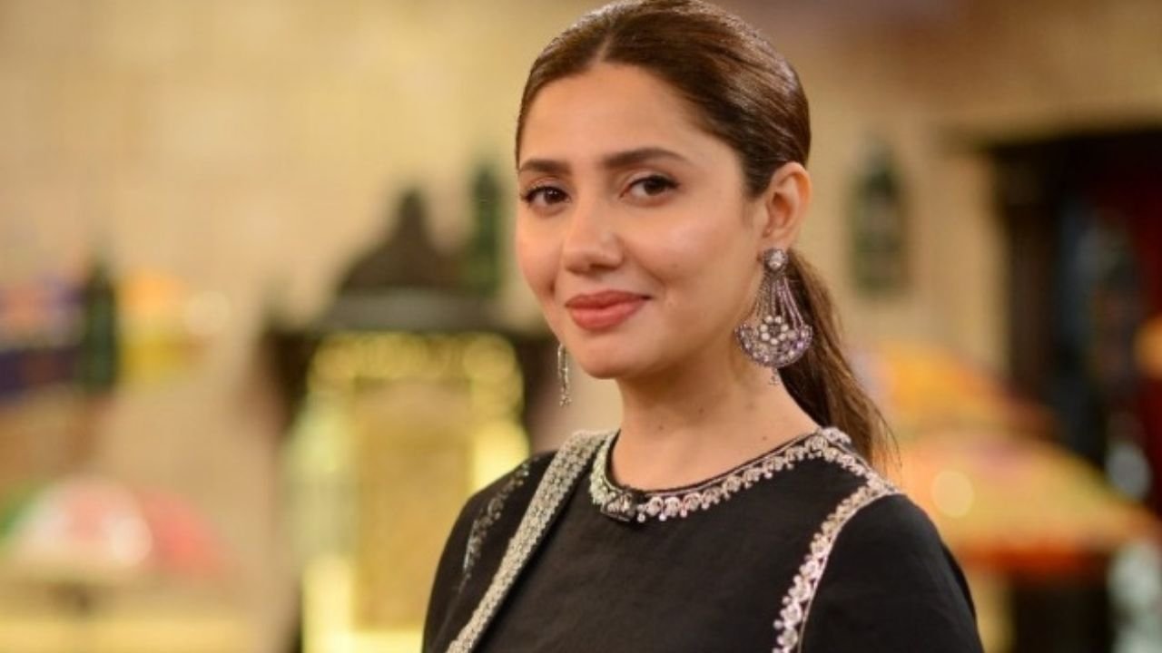 Video of Mahira Khan meeting emotional fan goes viral