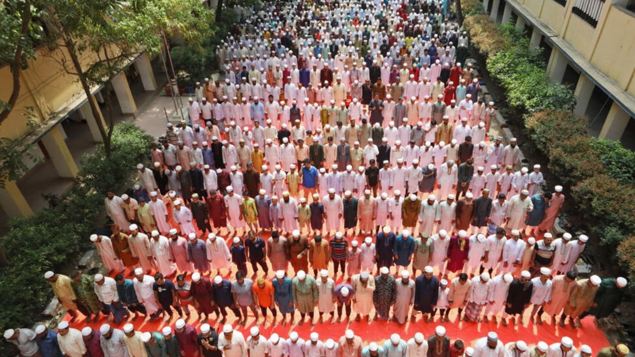 Thousands in heatwave-hit Bangladesh pray for rain
