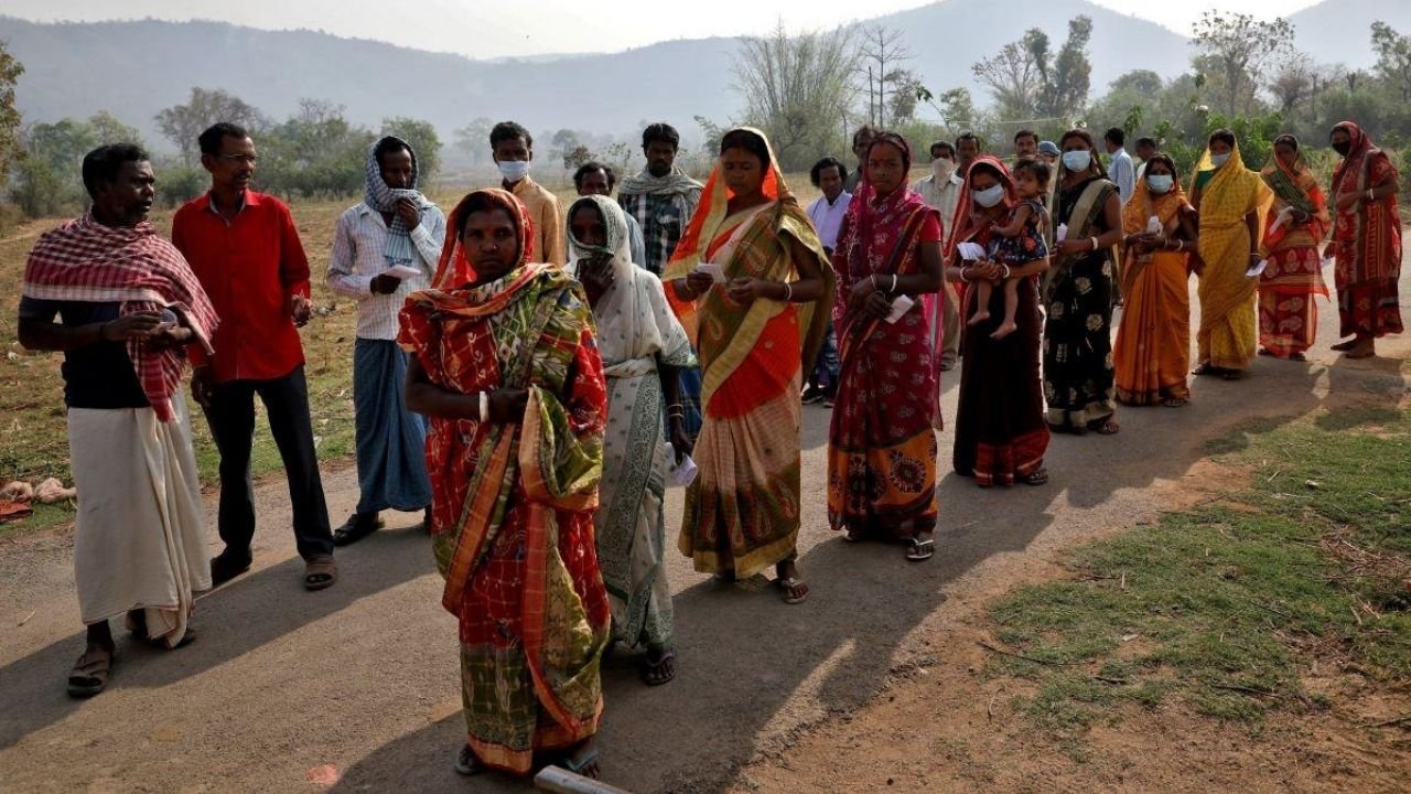 Indian election resumes as heatwave hits voters