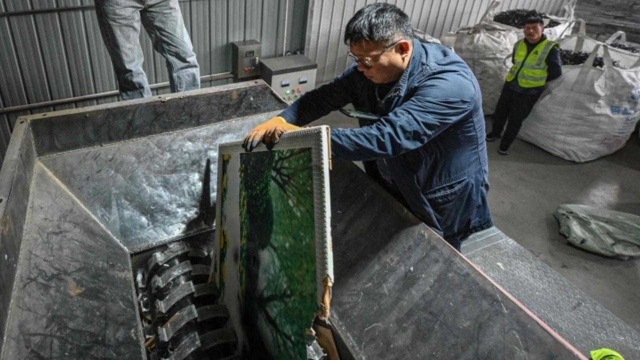 Chinese factory shreds wedding photos for fuel