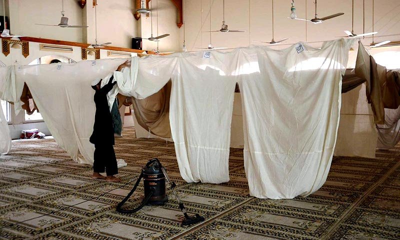 Police arrest man sitting in aitekaaf for stealing clothes