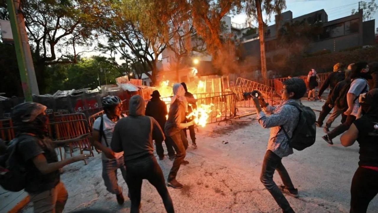 Protestors set fire to Israeli Embassy in Mexico City
