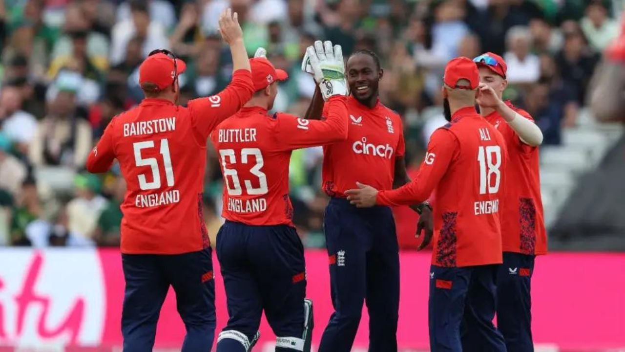 England defeats Pakistan by 7 wickets in the fourth T20