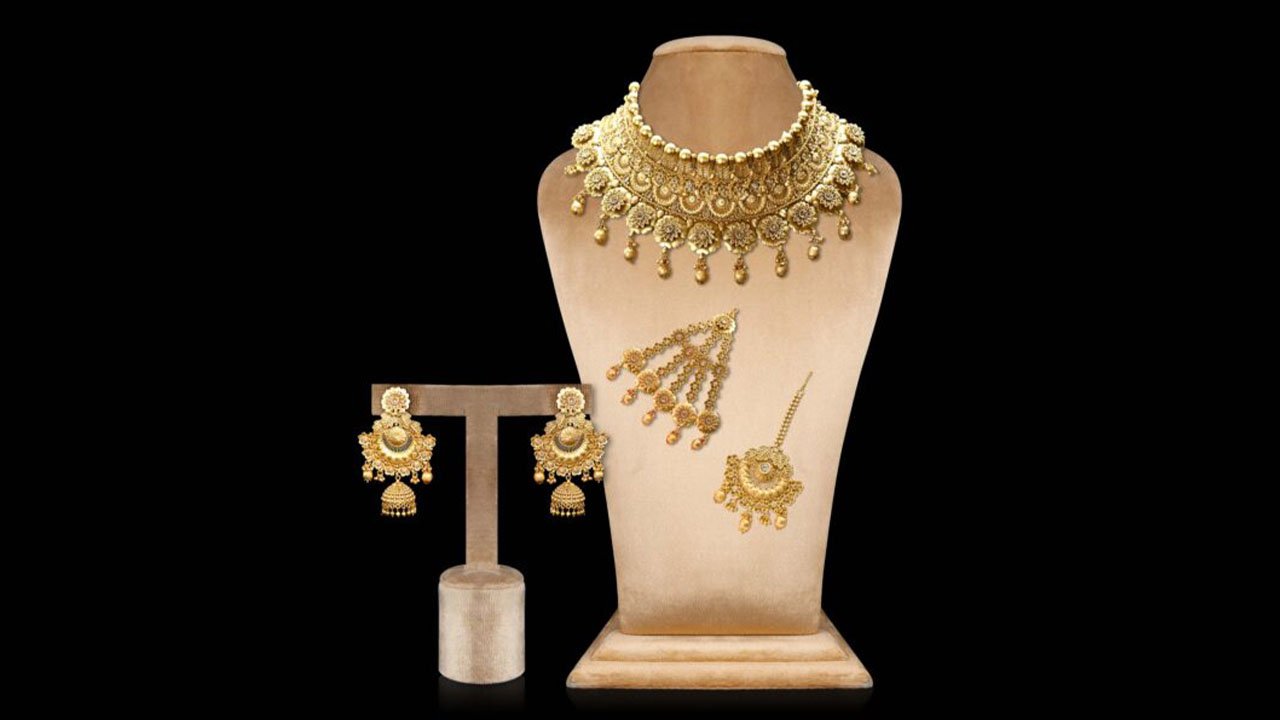 Gold price drops for sixth consecutive session, now at Rs238,000 per tola