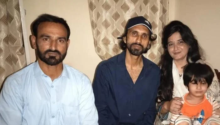 Missing Kashmiri poet Ahmad Farhad meets family