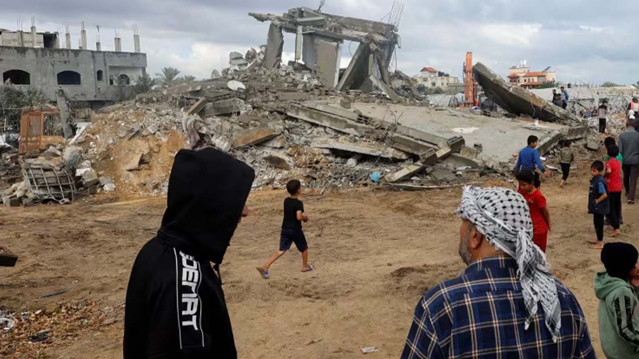 Israeli military strikes Rafah while continuing talks with mediators