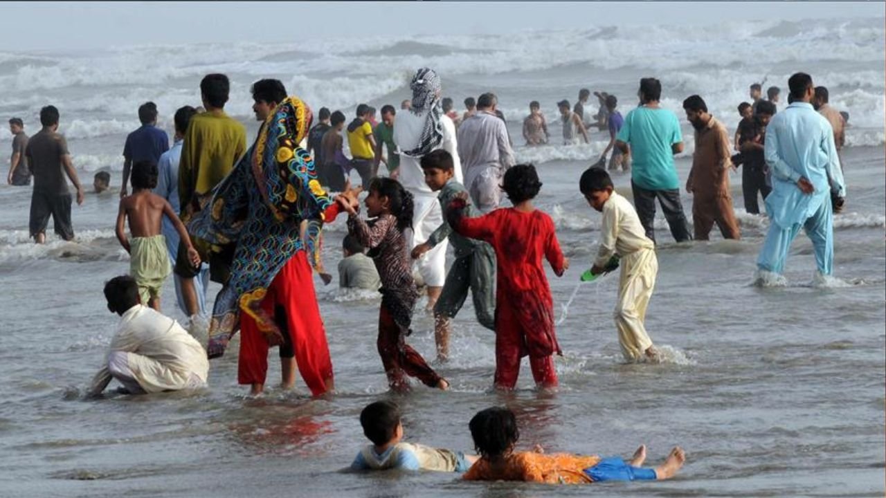 No swimming or bathing on Karachi beach