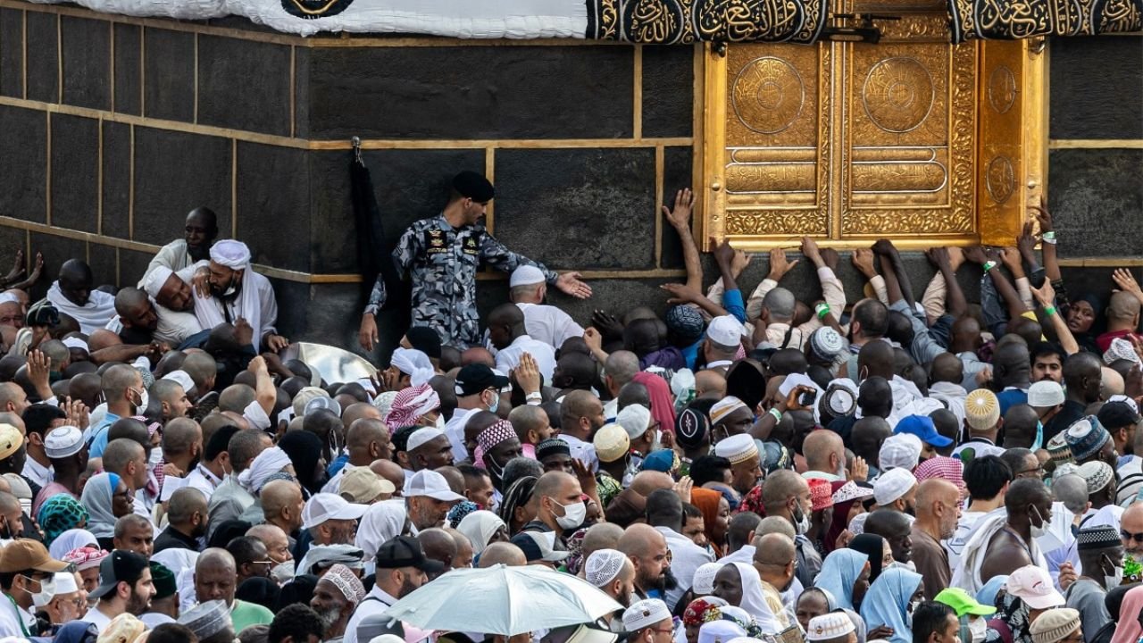 Loved ones search for missing as hajj death toll passes 900