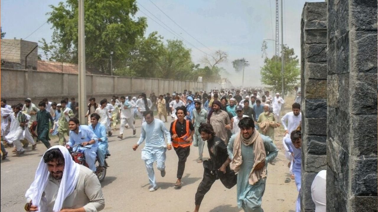 Why are thousands in Bannu protesting?