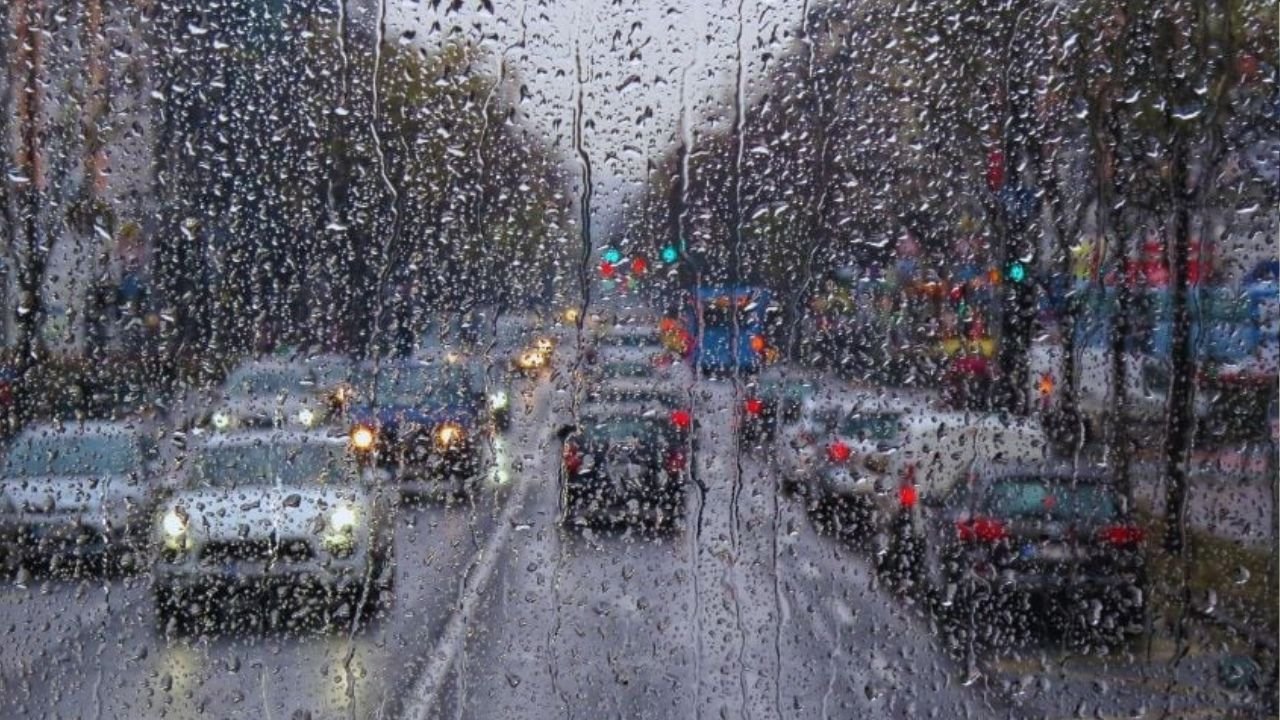 Rain on its way to Karachi