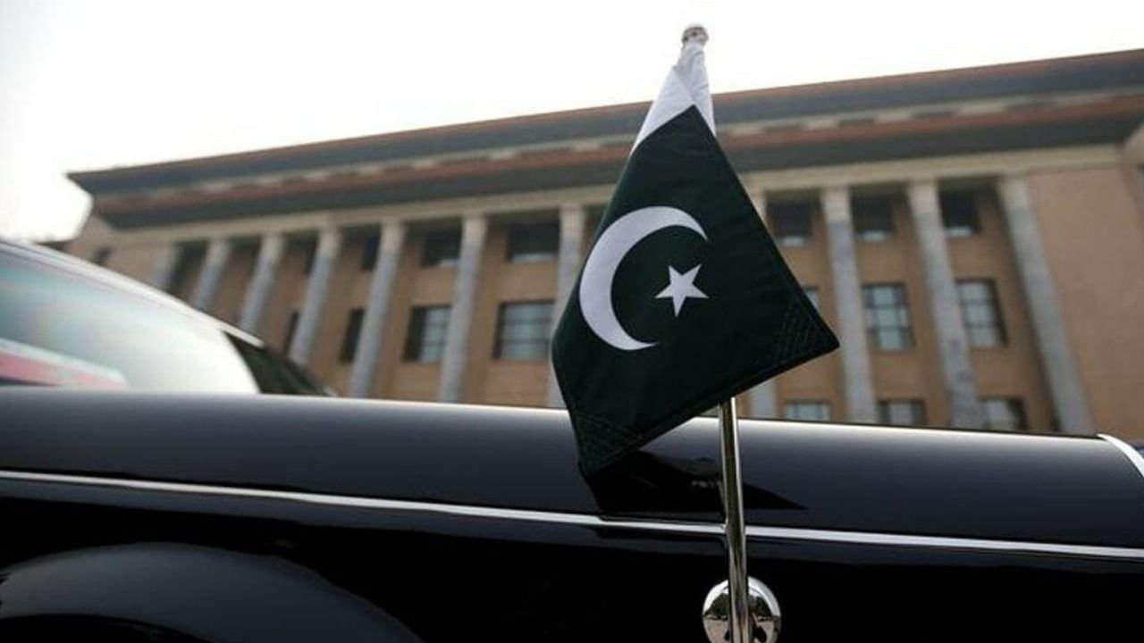 Official vehicles, motorcycles in Lahore to display national flag