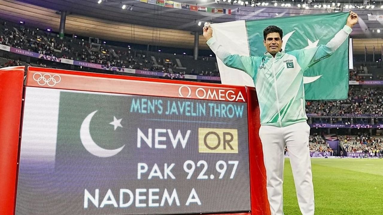 ‘Mai aaraha hoon’, Arshad Nadeem lands tonight to a khushi se pagal Pakistan