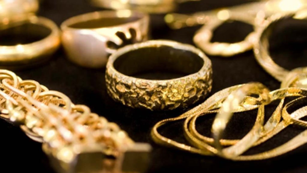 Gold price falls slightly by Rs500 to Rs256,000 per tola