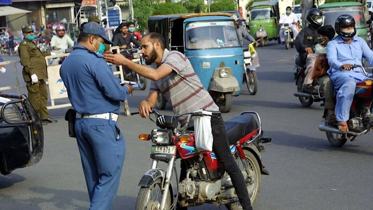 Police collect 1.2 billion rupees in traffic fines from Karachiites
