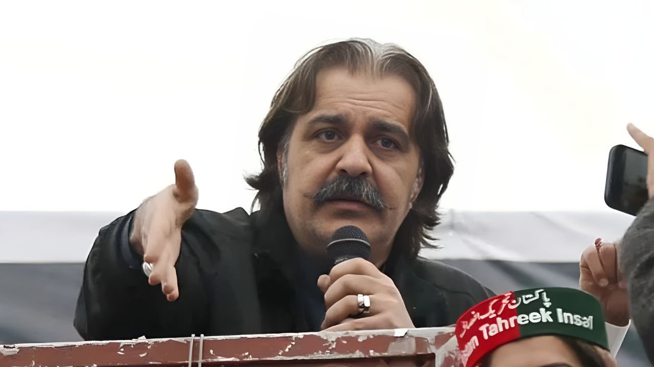 ‘Tumhara baap bhi nai karskta’: Gandapur to Khawaja Asif on possible military trial for Imran Khan