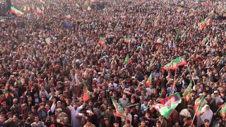 PTI supporters share old rally picture to claim Lahore rally success