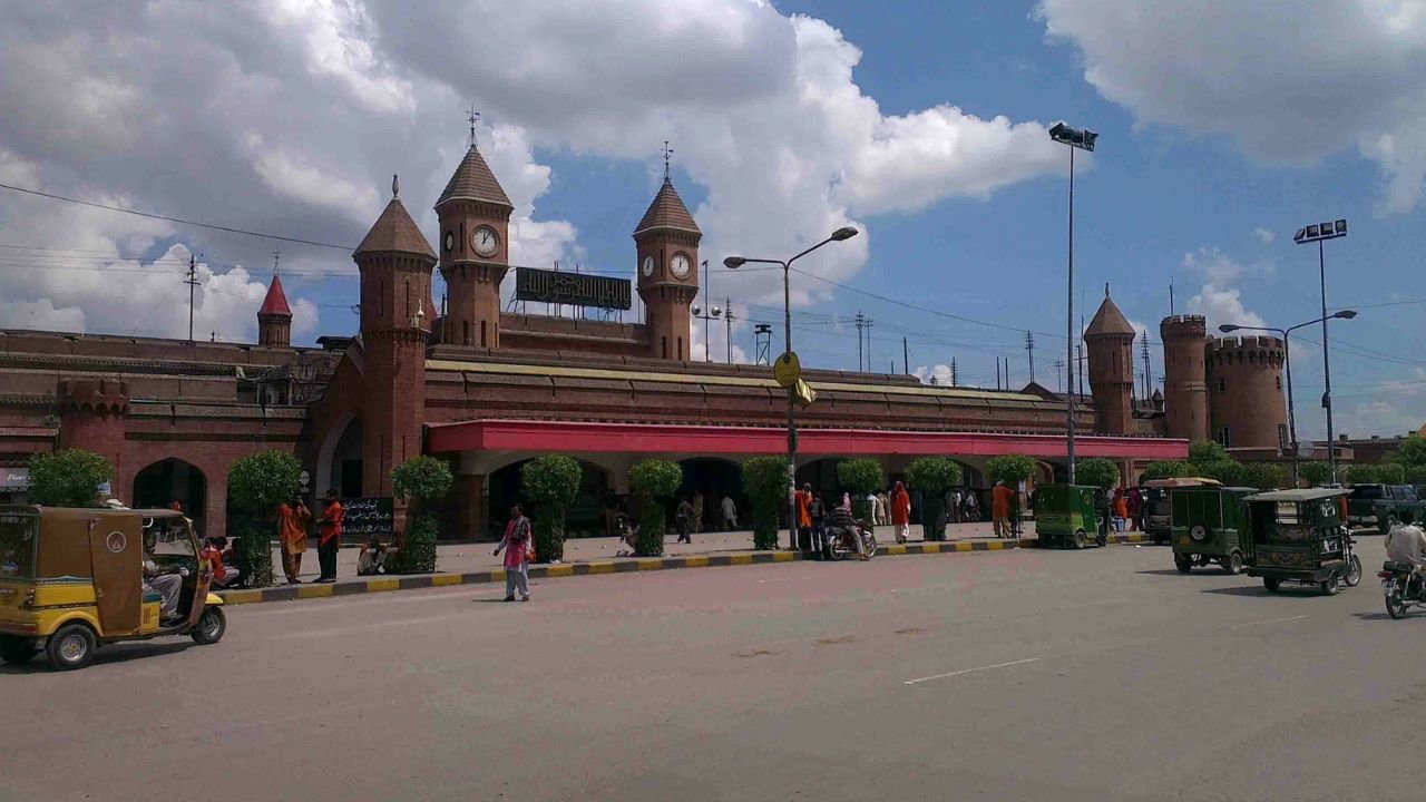 Three runaway minor girls dressed as boys found by police