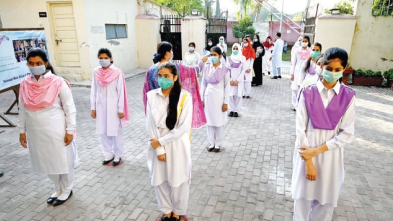 School timings changed in Lahore amid smog concerns