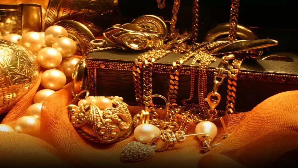 Gold hits historic peak of Rs280,900 per tola in Pakistan