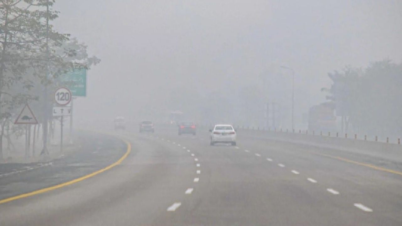 Smog closes motorways, commercial activities