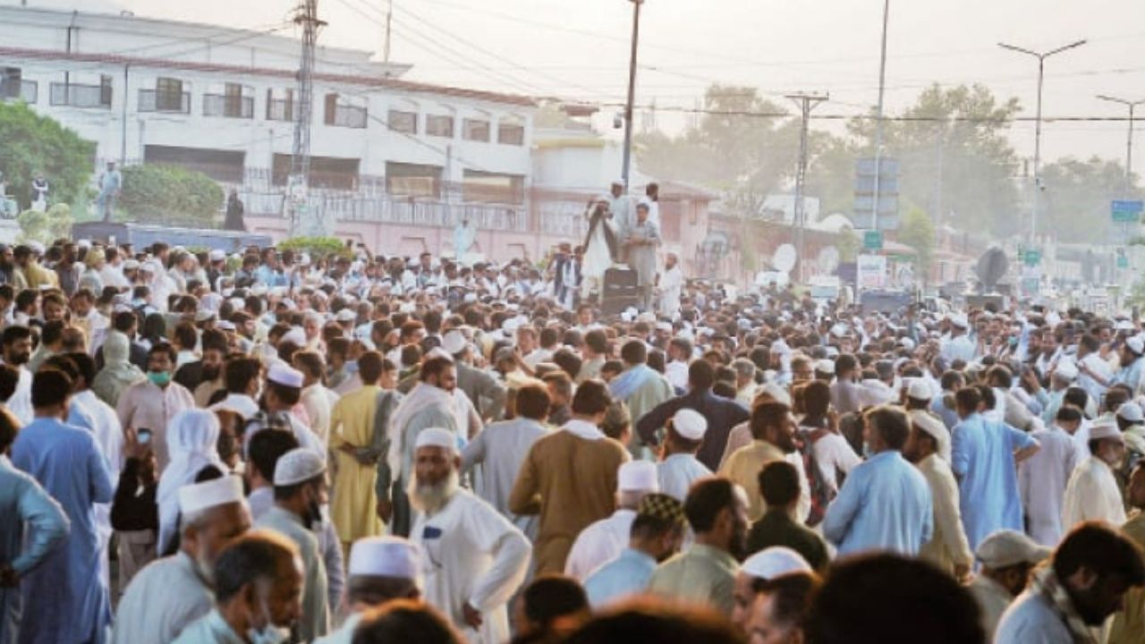 KP govt suspends 800 protesting teachers