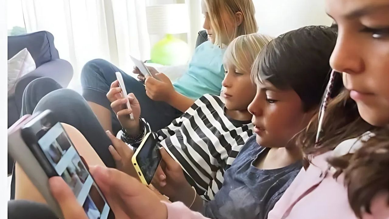 Australia to impose $30m fine on social media platforms for ignoring under-16 ban